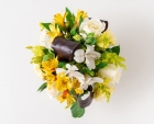 Arranjo de Flores do Campo em Cachepô de Madeira e Chocolate