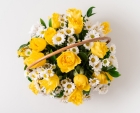 Cesta com Rosas e Margaridas Amarelas e Brancas