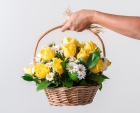 Cesta com Rosas e Margaridas Amarelas e Brancas