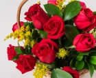 Cesta com 15 Rosas Vermelhas e Chocolate