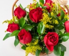 Cesta com 9 Rosas Vermelhas, Chocolate e Espumante