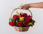 Cesta com 15 Rosas Vermelhas, Chocolate e Vinho Tinto