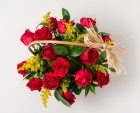Cesta com 15 Rosas Vermelhas, Chocolate e Vinho Tinto