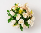 Cesta com 24 Rosas Brancas e Chocolates