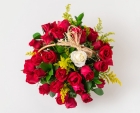 Cesta com 39 Rosas Vermelhas e 1 Rosa Solitária de Outra Cor e Chocolates