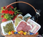Cesta de Aperitivo, Chocolates, Vinho e Begônia