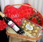 Cesta caladiva ferrero de 12, vinho e pelúcia