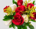 Buquê com 10 Rosas Brancas e Vermelhas 