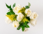 Buquê de 8 Rosas Brancas, Chocolate e Pelúcia