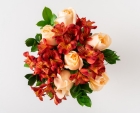 Buquê de Rosas e Alstromérias em Tons laranja e chá