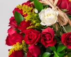 Cesta com 39 Rosas Vermelhas e 1 Rosa Solitária de Outra Cor